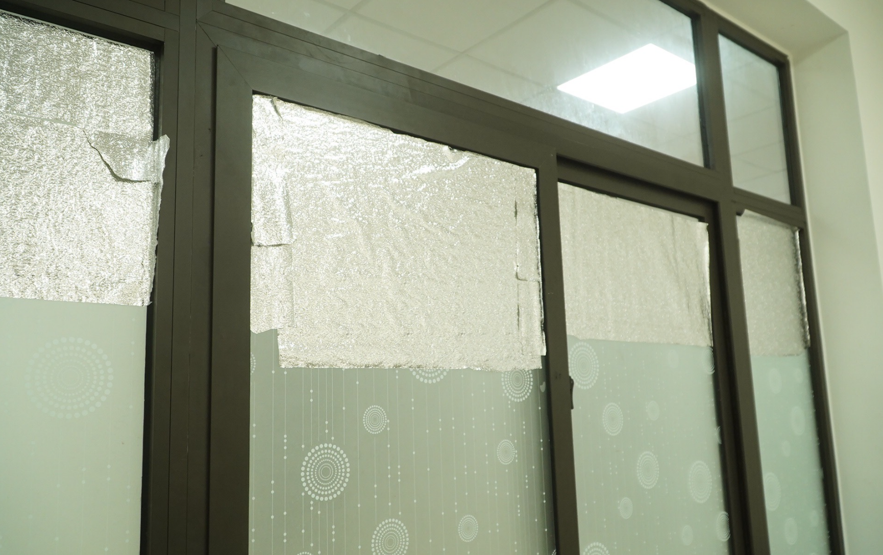 Đối tượng Quý còn sử dụng giấy bạc dán kín cửa, để người từ bên ngoài không thể nhìn thấy bên trong đang làm gì