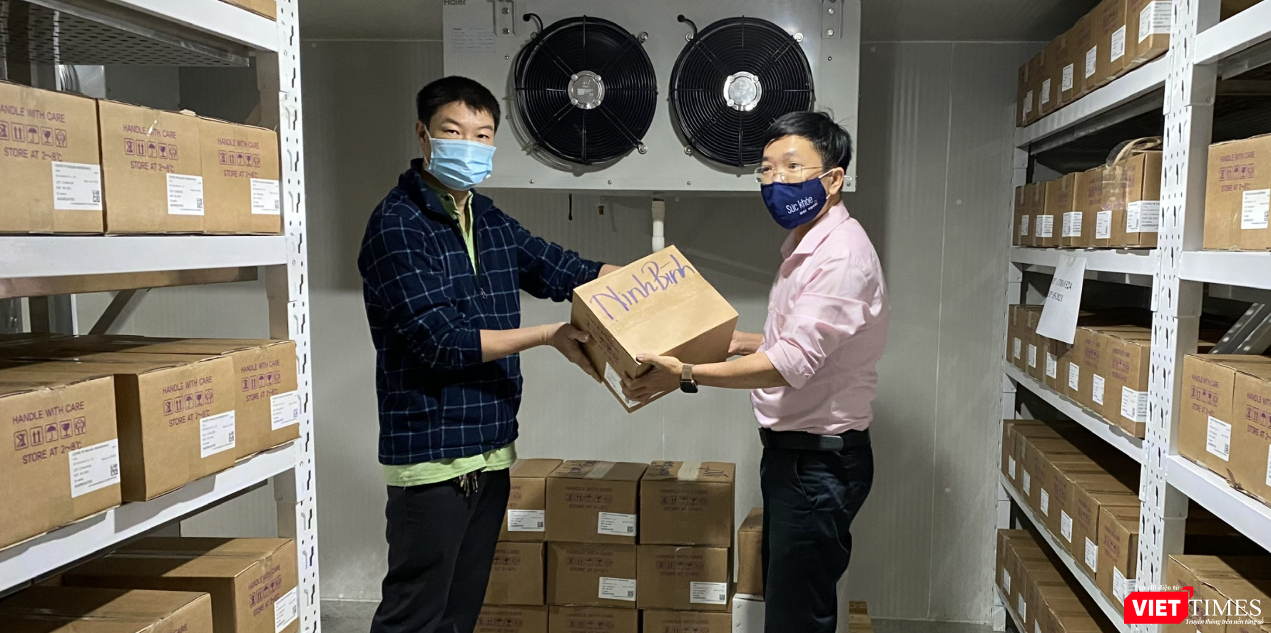 TS. BS. Phạm Quang Thái kiểm tra từng lô vaccine phòng COVID-19 trước khi chuyển đi cho các tỉnh (Ảnh - NVCC)