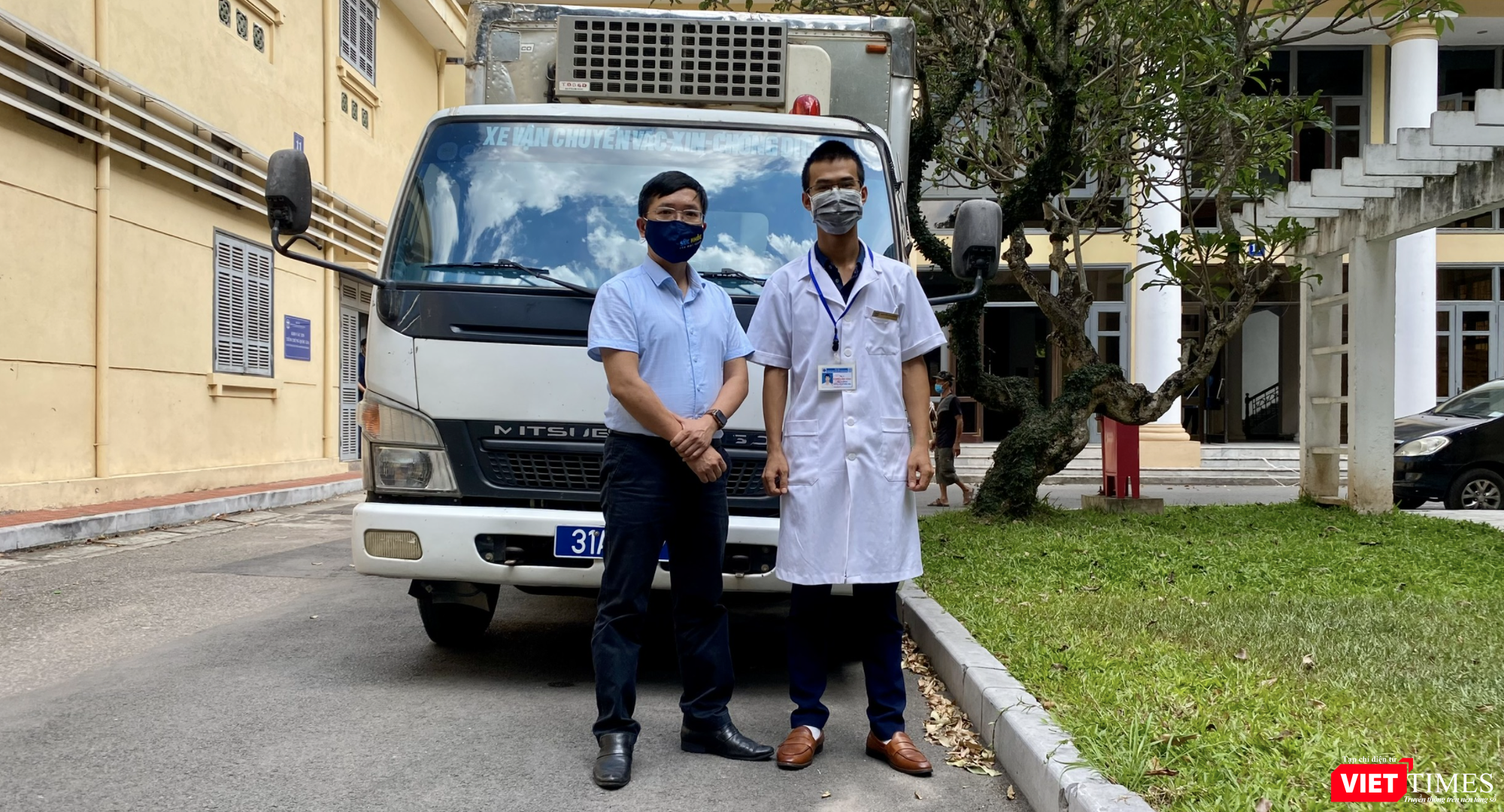 TS. BS. Phạm Quang Thái vận chuyển vaccine phòng COVID-19 hỗ trợ cho các tỉnh có dịch (Ảnh - NVCC)