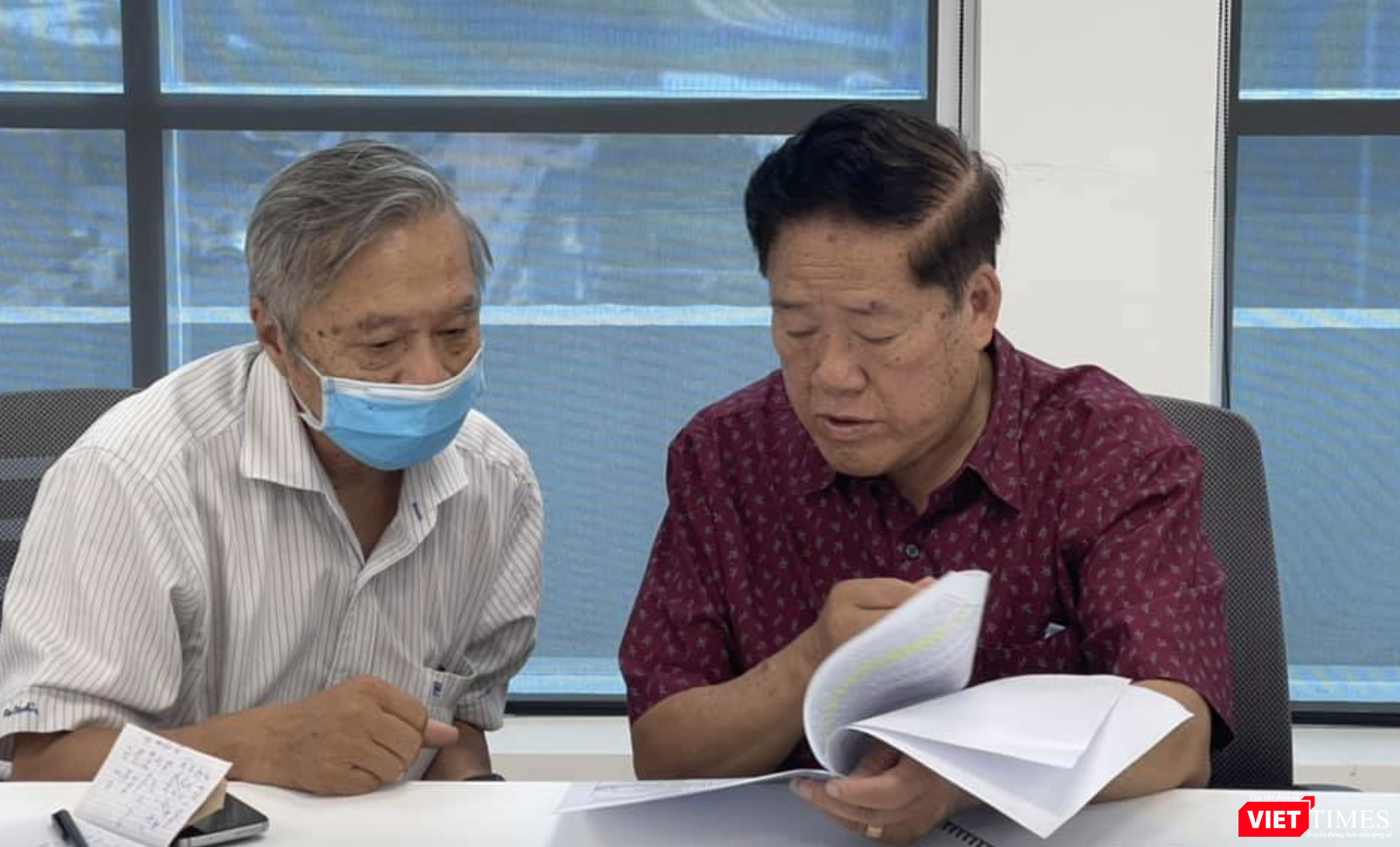 GS. Phùng Đắc Cam (bên phải) thảo luận với các chuyên gia (Ảnh - NVCC) GS. Phùng Đắc Cam (bên phải) thảo luận với các chuyên gia (Ảnh - NVCC)