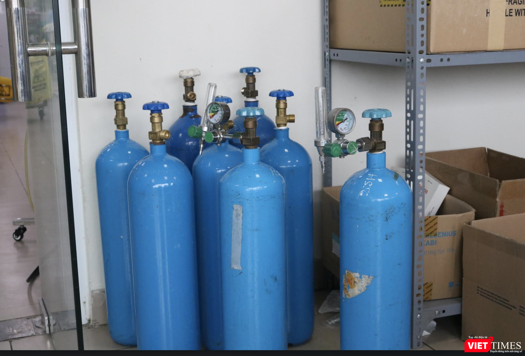Nhiều bình oxy được dự trữ sẵn để phục vụ bệnh nhân (Ảnh - Minh Thuý)