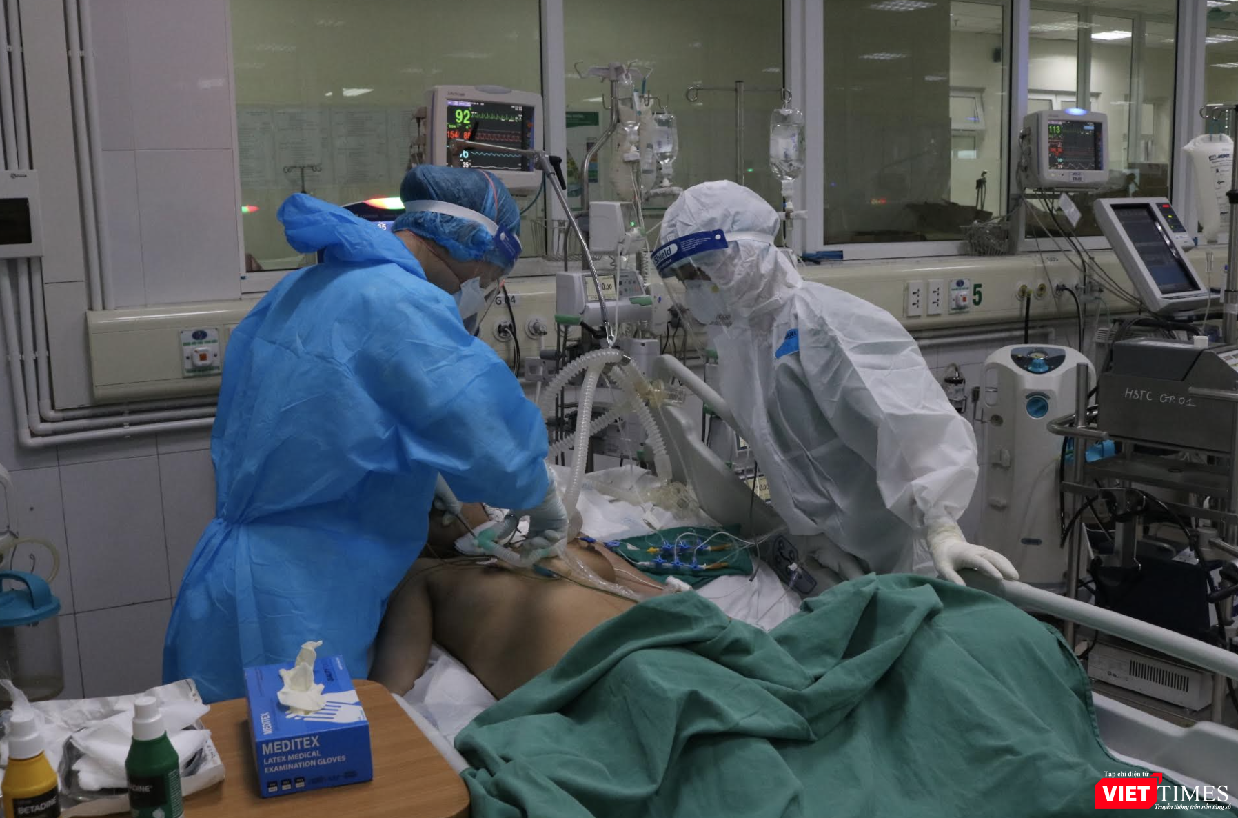 Kiểm tra tình trạng của người bệnh để kịp thời xử lý (Ảnh - Minh Thuý)