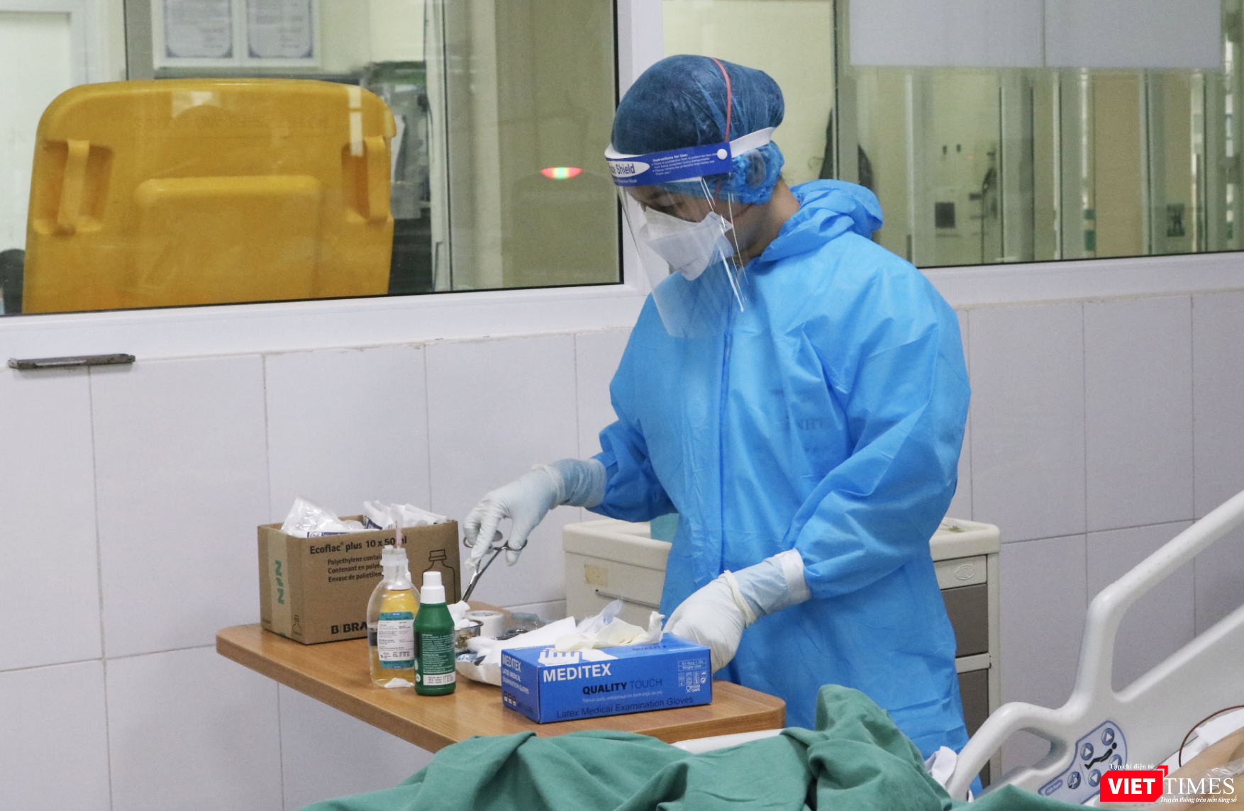 Chuẩn bị thuốc cần thiết để sát trùng cho bệnh nhân (Ảnh - Minh Thuý)