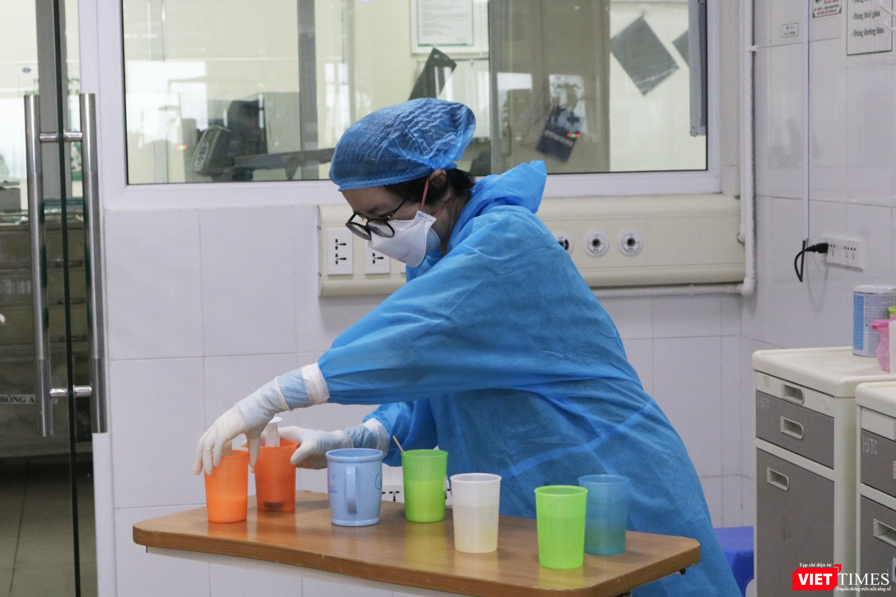 Do bệnh nhân COVID-19 nặng, nguy kịch không thể ăn uống như người bình thường nên hàng ngày các điều dưỡng đều làm "đồ ăn" đặc biệt cho bệnh nhân ngay tại bệnh phòng (Ảnh - Minh Thuý)