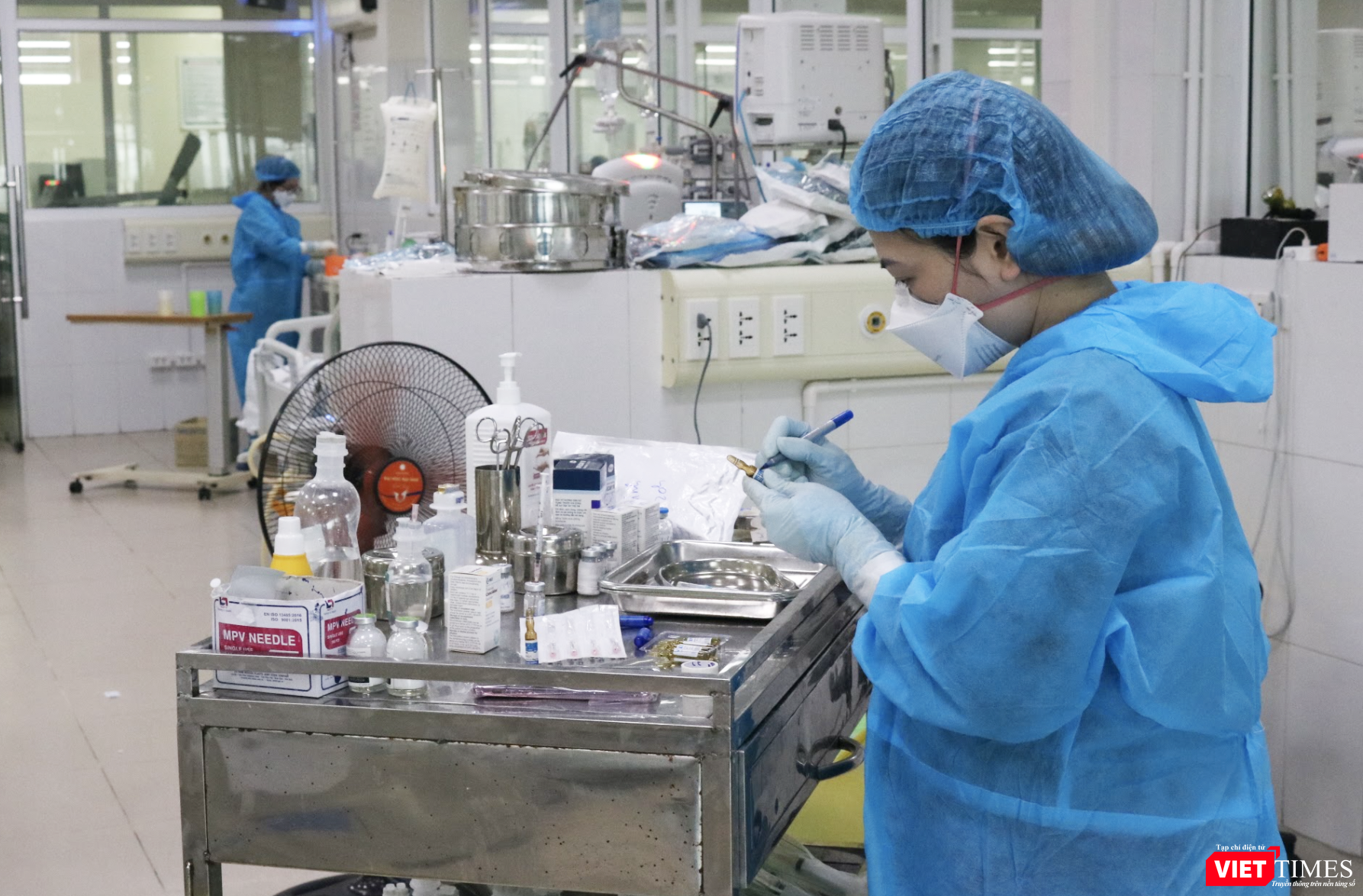 Điều dưỡng ghi chú thuốc dùng cho bệnh nhân (Ảnh - Minh Thuý)