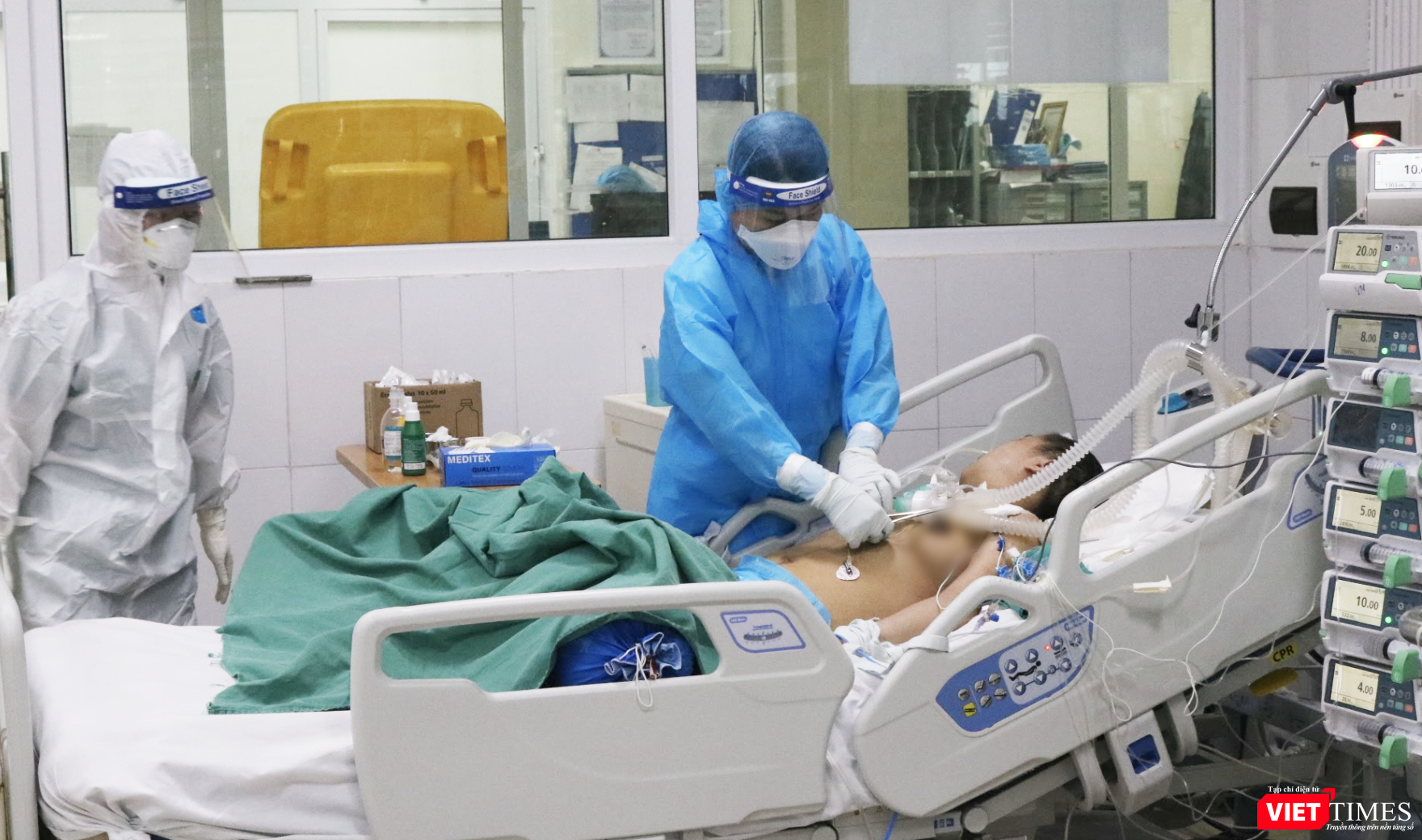 Bác sĩ khám cho người bệnh (Ảnh - Minh Thuý)