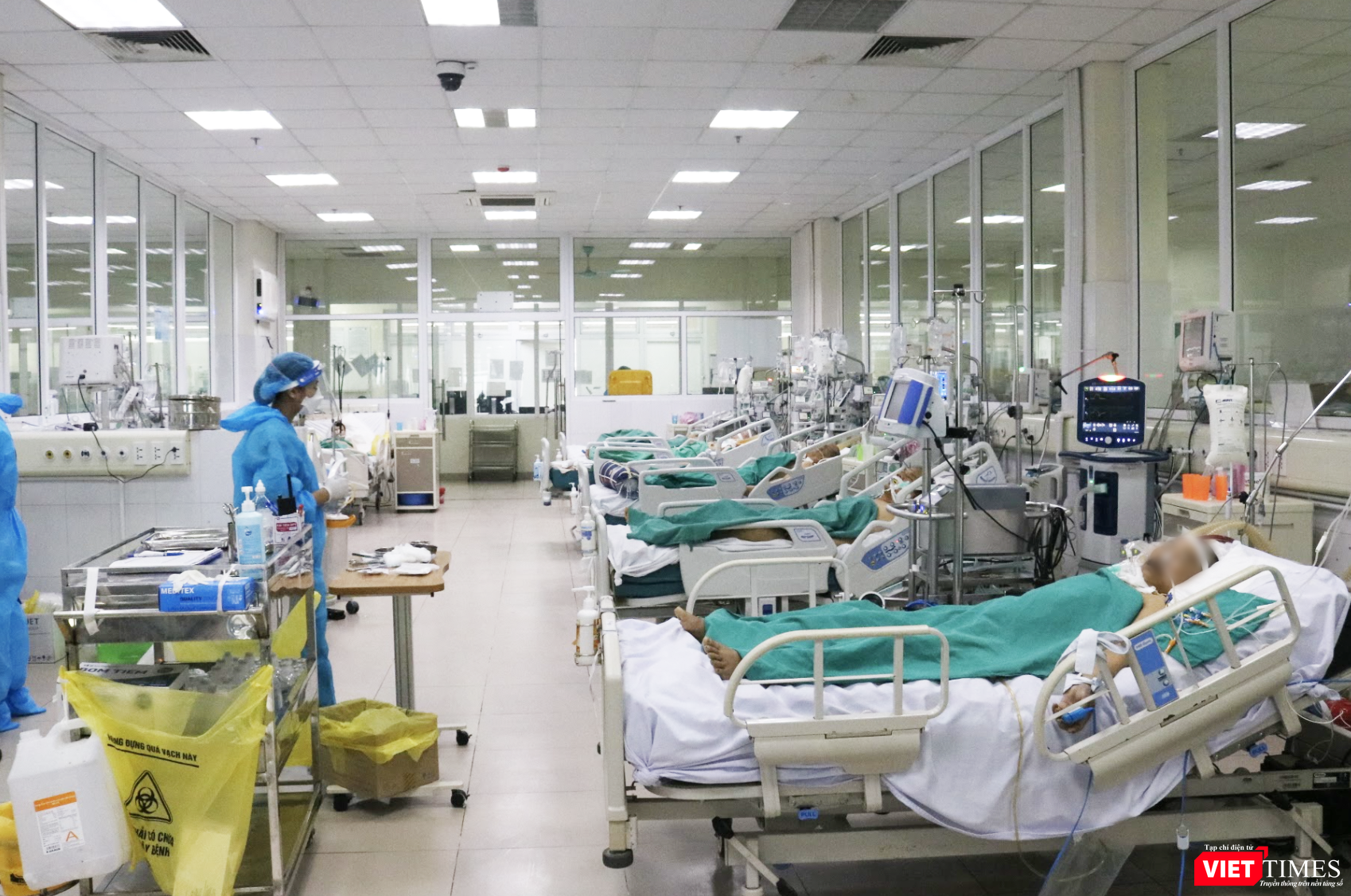 Toàn cảnh khu vực chăm sóc bệnh nhân COVID-19 nặng tại Khoa Hồi sức tích cực, Bệnh viện Bệnh Nhiệt đới Trung ương (Ảnh - Minh Thuý)