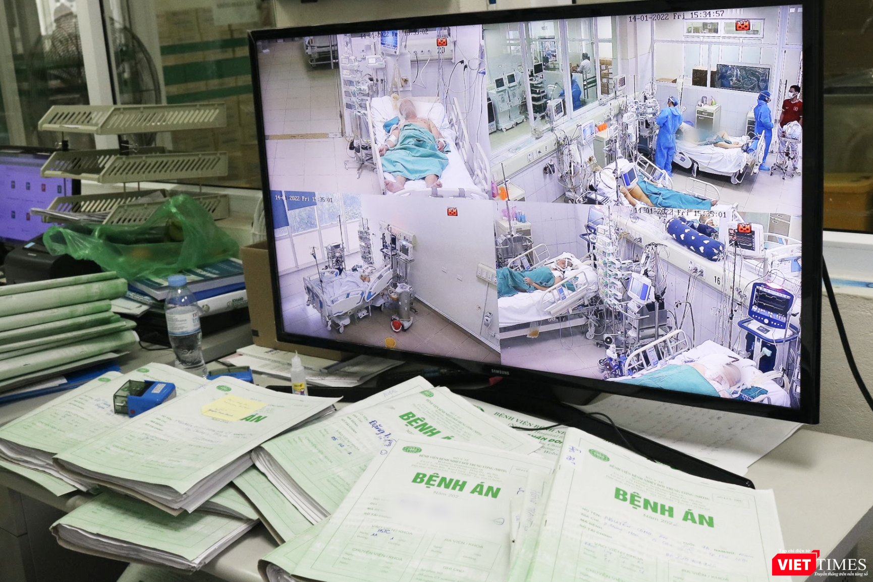 Bàn làm việc của các bác sĩ la liệt bệnh án cùng camera theo dõi tình hình người bệnh (Ảnh - Minh Thuý)