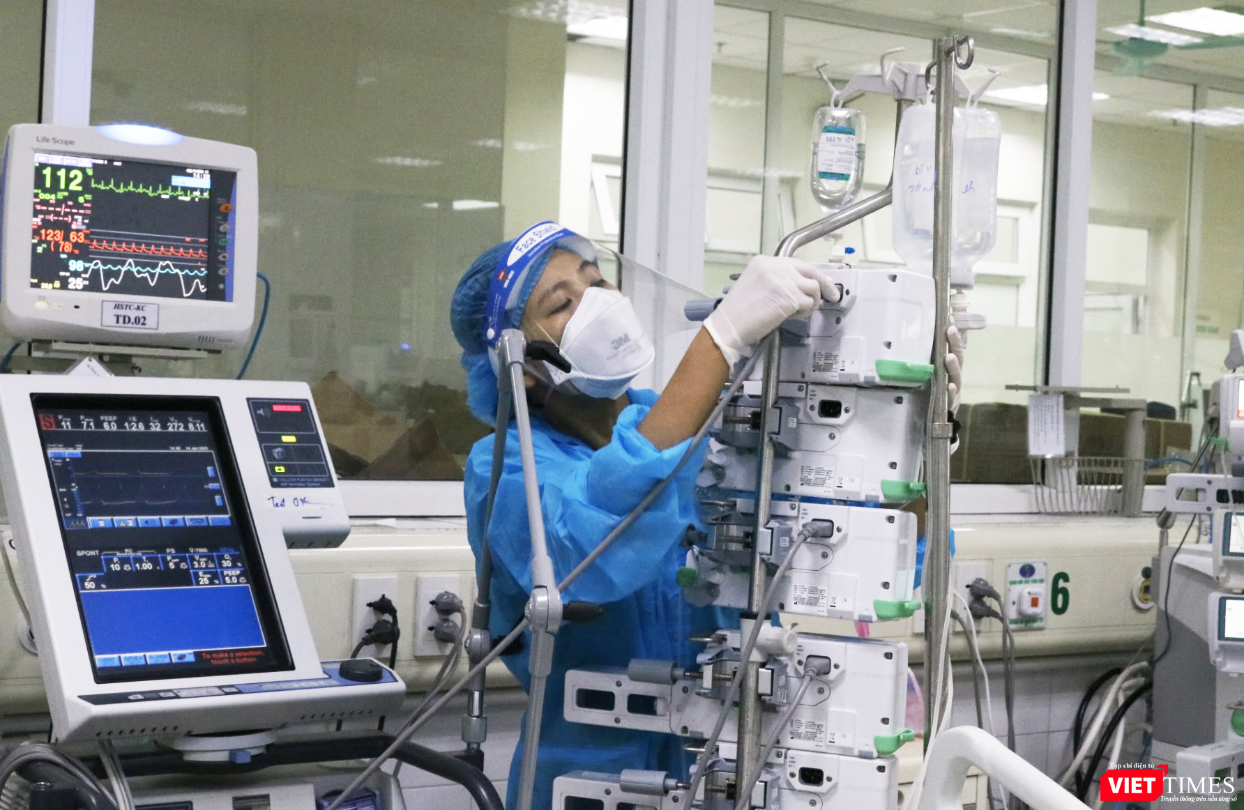 Kiểm tra máy móc hỗ trợ cho người bệnh (Ảnh - Minh Thuý)