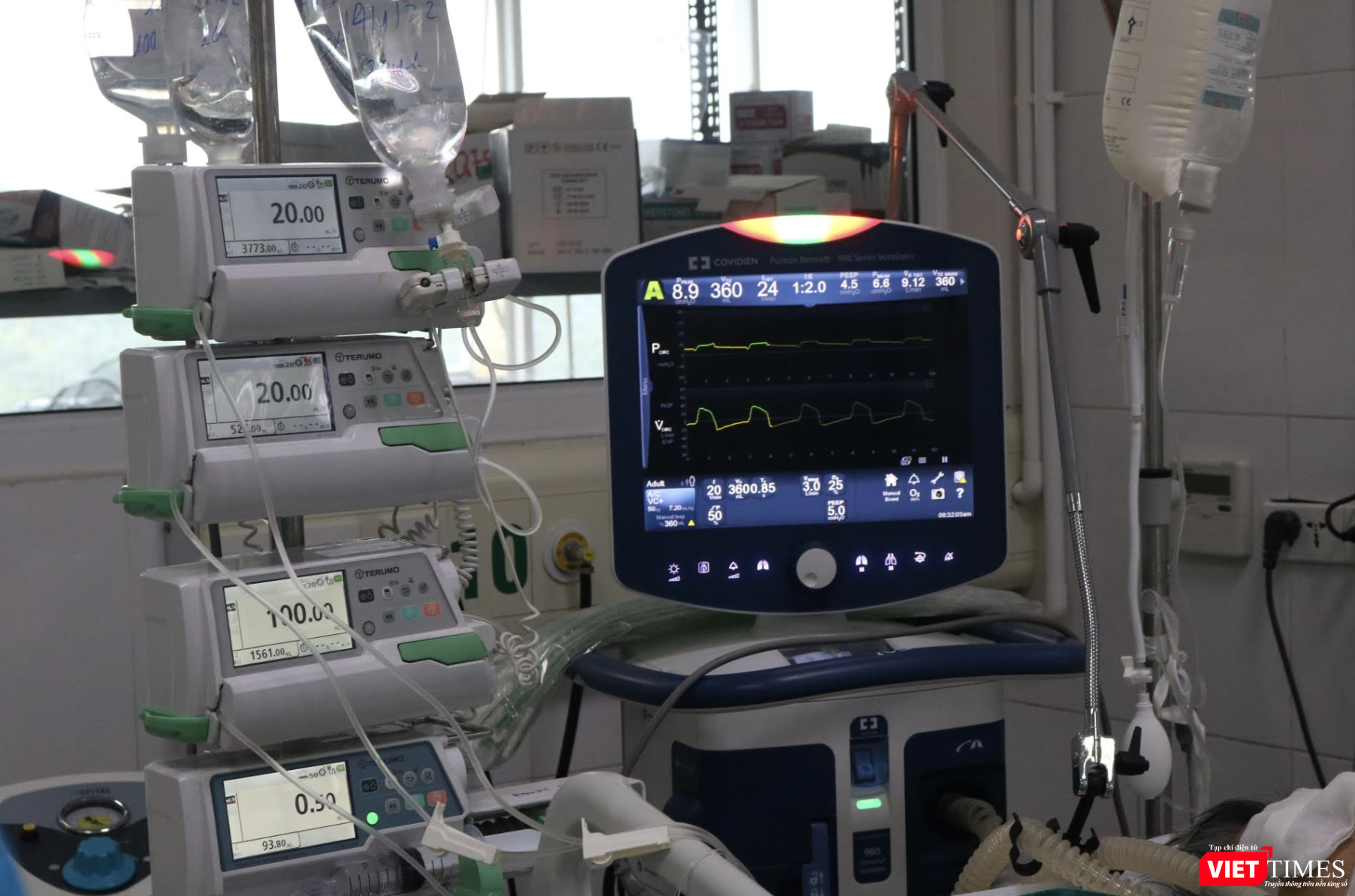 Hàng loạt máy móc kèm theo trên giường của bệnh nhân nặng (Ảnh - Minh Thuý)
