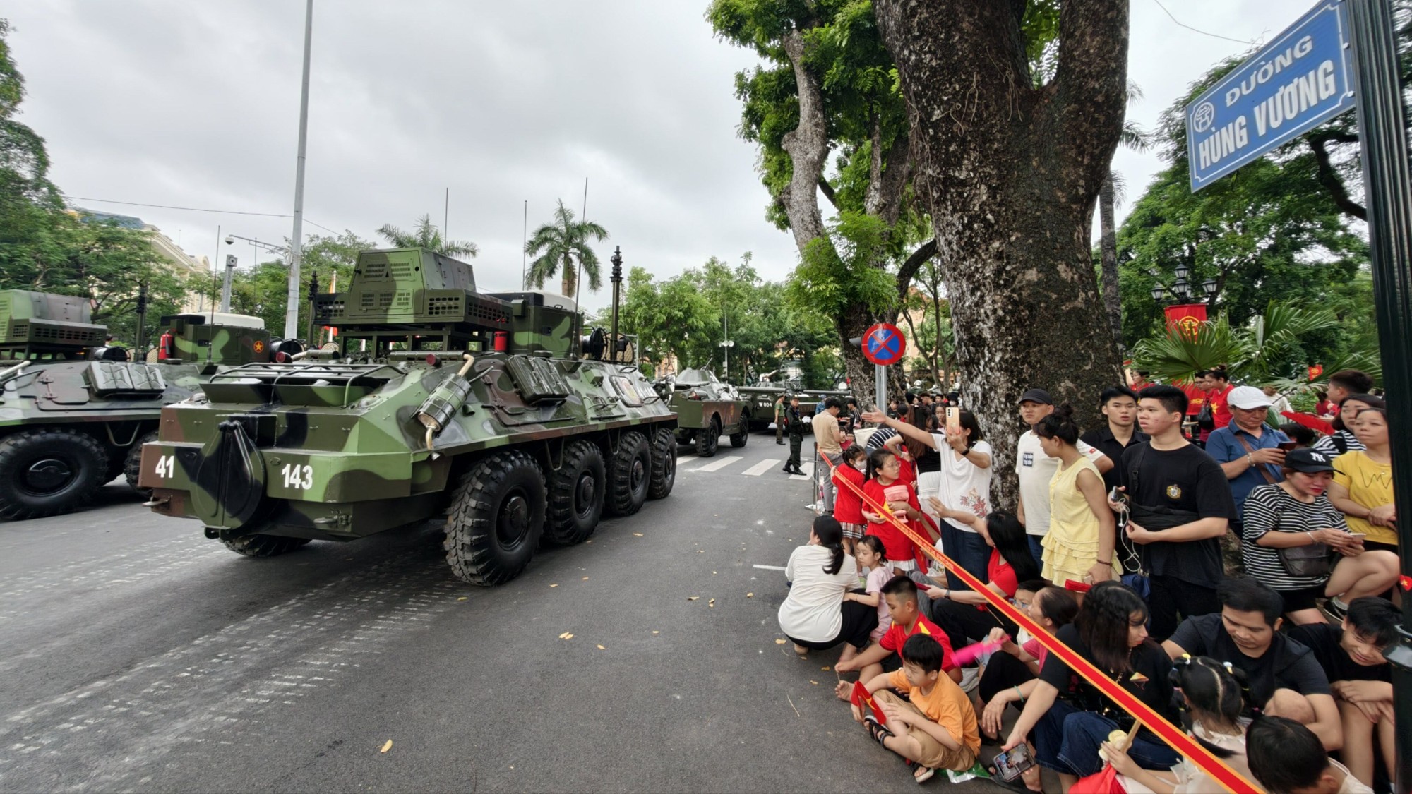 Người dân chào đón các lực lượng vũ trang tổng hợp luyện diễu binh, diễu hành chuẩn bị cho Lễ kỷ niệm 80 năm Cách mạng Tháng Tám và Quốc khánh 2/9. Ảnh chụp trên đường Hùng Vương, Hà Nội.