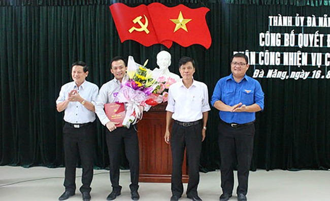 Con trai ông Nguyễn Bá Thanh nhận nhiệm vụ mới Ông Nguyễn Bá Cảnh tại buổi công bố Quyết định nhận nhiệm vụ làm Phó trưởng ban Thường trực Ban Dân vận Thành ủy Đà Nẵng.