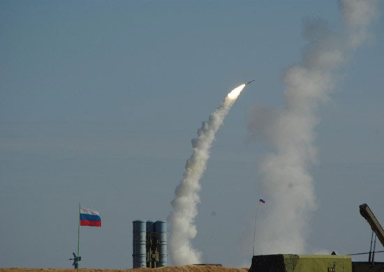 Tên lửa S-300 Nga khai hỏa trong một cuộc tập trận