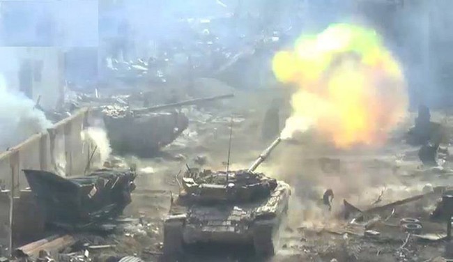 Tăng thiết giáp quân đội Syria tấn công trên chiến trường Trại ti nạn Yarmouk