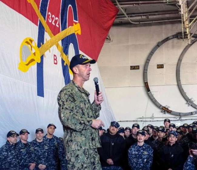 Đô đốc John Richardson. Tư lệnh hải quân Mỹ trên tàu sân bay USS Ronald Reagan. Ảnh: Stars and Stripes.