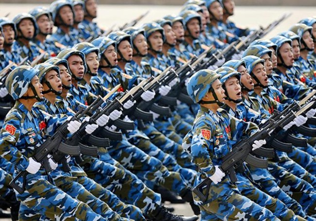 Quân đội Việt Nam tiến hành lễ diễu binh với súng trường Israel. Ảnh: Xinmin.