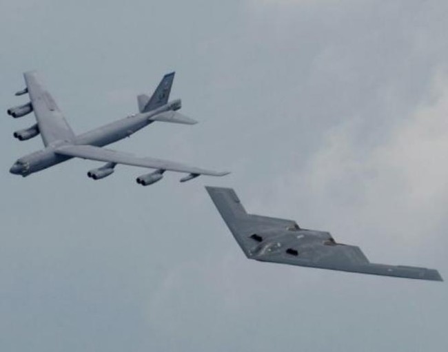 Mỹ Các máy bay ném bom B-52 và B-2 Mỹ sẽ được lắp tên lửa hành trình mới LRSO. Ảnh: Cankao.