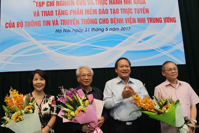 Bộ trưởng Trương Minh Tuấn tặng quà cho Bệnh viện Nhi Trung ương - ảnh 1