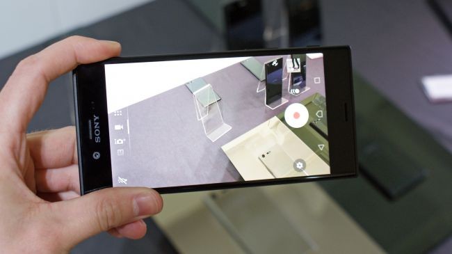Sony Xperia XZs: Chưa phải cao cấp nhưng đã vượt mặt smartphone tầm trung - ảnh 2
