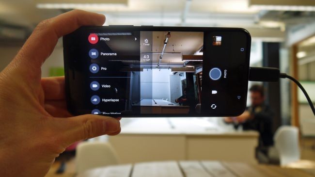 Đánh giá HTC U11: Độc đáo nhưng chưa đủ hấp dẫn - ảnh 4