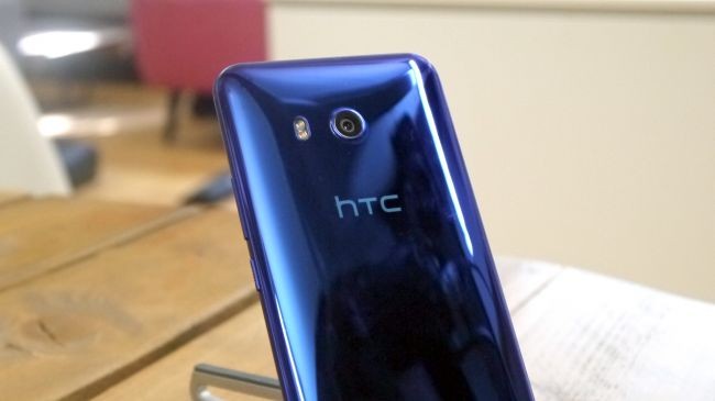 Đánh giá HTC U11: Độc đáo nhưng chưa đủ hấp dẫn - ảnh 7