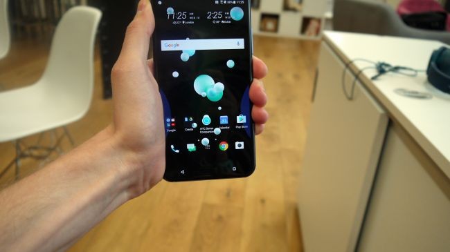 Đánh giá HTC U11: Độc đáo nhưng chưa đủ hấp dẫn - ảnh 6