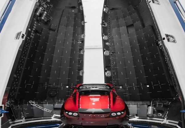 Đây là chiếc Tesla Roadster mà Elon Musk đang chuẩn bị đưa lên sao Hỏa  - ảnh 6