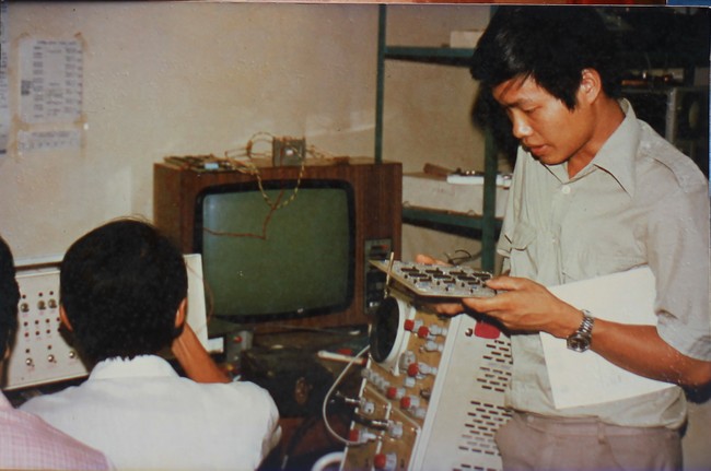 Máy tính VT8x với màn hình là tivi Neptune - ảnh tư liệu do TS Nguyễn Chí Công (đứng) cung cấp