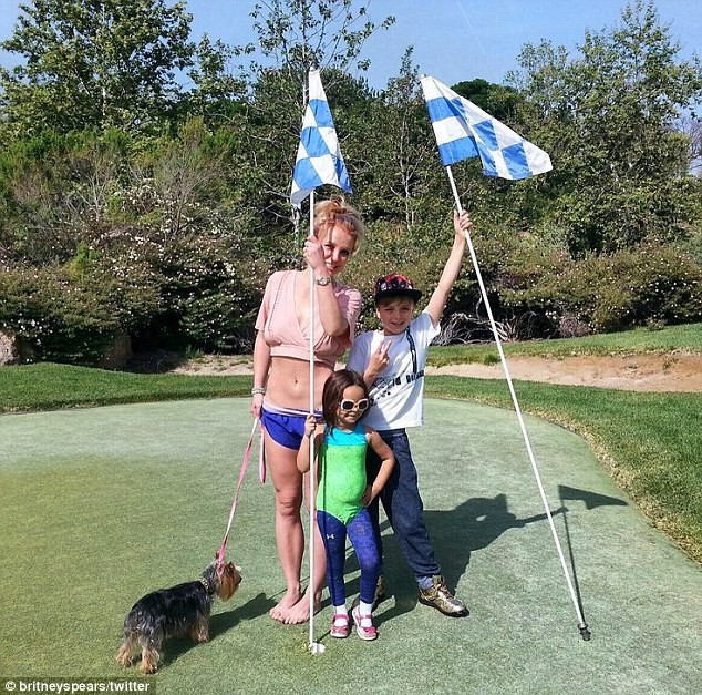 Video: Britney Spears mặc bikini vàng nhảy múa gợi cảm - ảnh 3