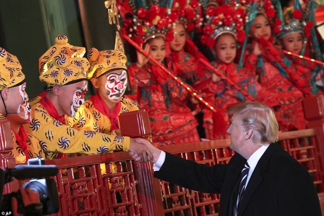 Trung Quốc trải thảm đỏ và ‘núi thỏa thuận’ 250 tỷ USD đón ông Trump - ảnh 10