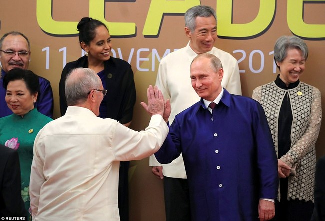 Hai ông Putin và Trump bắt tay thân thiện bên lề APEC - ảnh 8
