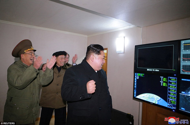 Triều Tiên phóng tên lửa ICBM: Ông Kim Jong un cười mãn nguyện, thế giới chấn động - ảnh 4