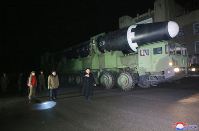 Triều Tiên phóng tên lửa ICBM: Ông Kim Jong un cười mãn nguyện, thế giới chấn động - ảnh 9