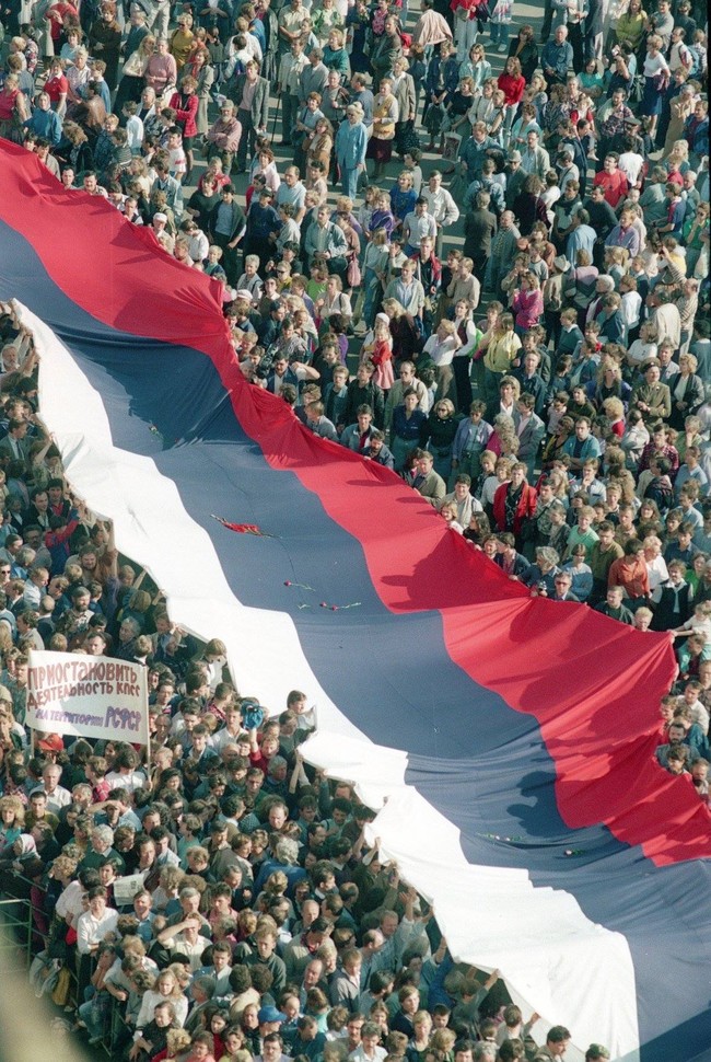 Ngày 22.8.1991, hàng nghìn người Moscow diễu hành tới Quảng trường Đỏ mang theo một lá cờ Nga khổng lồ với ba màu trắng xanh và đỏ để mừng vụ đảo chính của ông Boris Yeltsin vào ngày 19.8.1991.