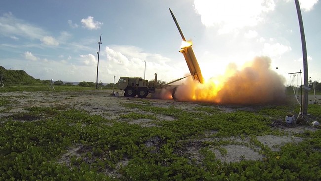 Nữ Bộ trưởng quốc phòng Nhật Bản thị sát trận địa tên lửa ở Guam - VIDEO - ảnh 1