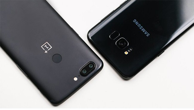 Vị trí cảm biến vân tay của OnePlus thuận lợi hơn.