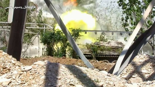 Quân đội Syria dồn lực đè bẹp phe thánh chiến ở Damascus (video) - ảnh 15