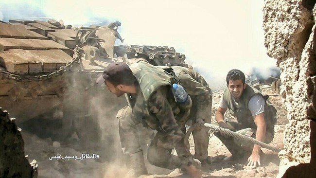 Quân đội Syria tấn công dữ dội cứ địa thánh chiến ngoại ô Damascus (video) - ảnh 13