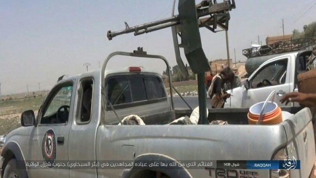 Quân đội Syria giao chiến ác liệt với IS trên sa mạc Homs (chùm video) - ảnh 3