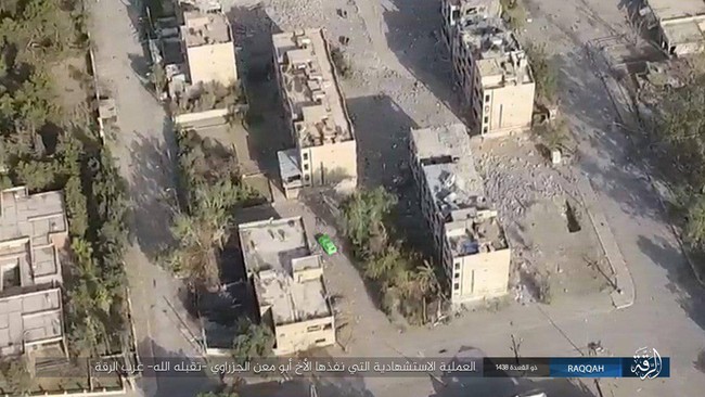 IS tung 7 xe bom tự sát đánh chặn người Kurd tại tử địa Raqqa (video) - ảnh 1