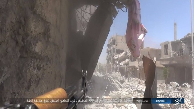 IS tung 7 xe bom tự sát đánh chặn người Kurd tại tử địa Raqqa (video) - ảnh 2