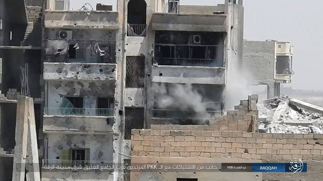 IS tung 7 xe bom tự sát đánh chặn người Kurd tại tử địa Raqqa (video) - ảnh 3