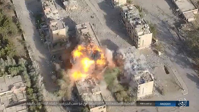 IS tung 7 xe bom tự sát đánh chặn người Kurd tại tử địa Raqqa (video) - ảnh 4