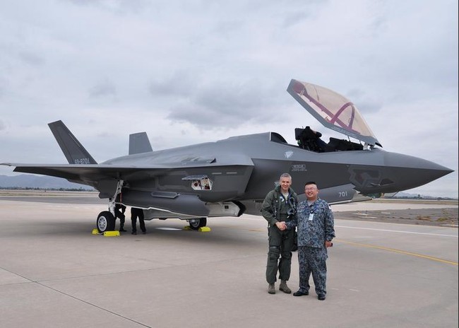 Ngày 29/11/2016, Mỹ bàn giao máy bay chiến đấu tàng hình F-35A cho Nhật Bản tại căn cứ không quân Luke, bang Arizona, Mỹ. Ảnh: Flightglobal.