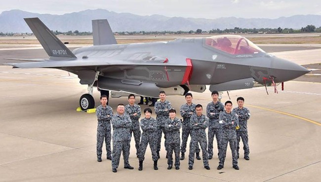 Ngày 29/11/2016, Mỹ bàn giao máy bay chiến đấu tàng hình F-35A cho Nhật Bản tại căn cứ không quân Luke, bang Arizona, Mỹ. Ảnh: Flightglobal.