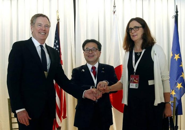 Đại diện Thương mại Hoa Kỳ Robert Lighthizer, Bộ trưởng Kinh tế, Thương mại và Công nghiệp Nhật Hiroshige Seko, và Ủy viên Thương mại Châu Âu Cecilia Malmström tại Hội nghị Tổ chức Thương mại Thế giới ở Buenos Aires hôm thứ Ba. Ảnh: Wall Street Journal