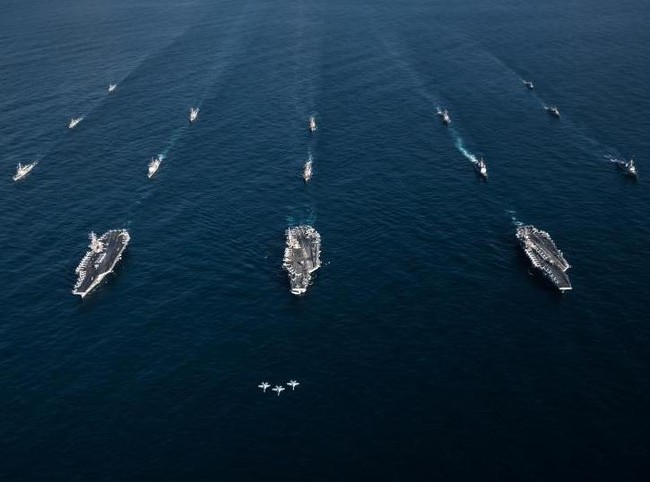 Ba cụm tấn công tàu sân bay Mỹ gồm USS Ronald Reagan, USS Theodore Roosevelt và USS Nimitz ở khu vực Tây Thái Bình Dương ngày 12/11/2017. Ảnh: Newsweek.