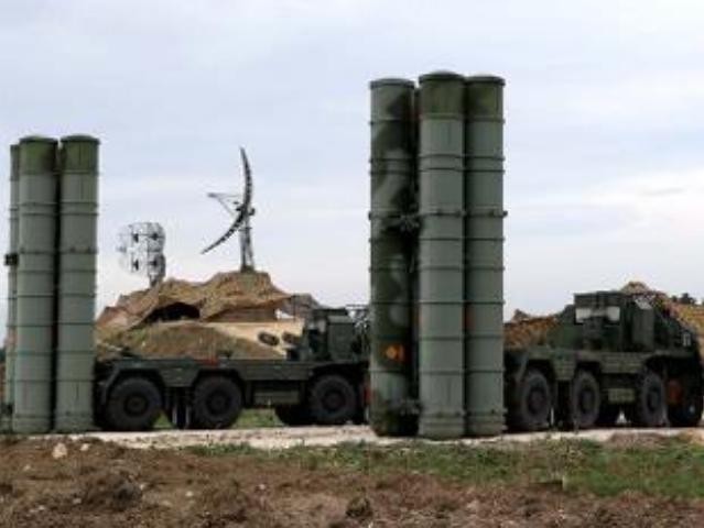 Hệ thống tên lửa phòng không tiên tiến S-400 Nga. Ảnh: The Economic Times