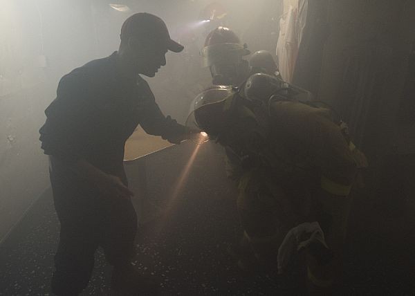 Những hình ảnh đầu tiên của tàu sân bay Mỹ Carl Vinson tại Đà Nẵng - ảnh 17