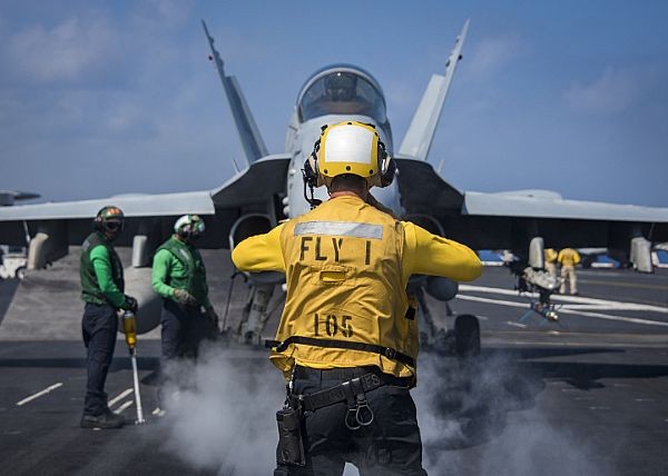 Những hình ảnh đầu tiên của tàu sân bay Mỹ Carl Vinson tại Đà Nẵng - ảnh 13